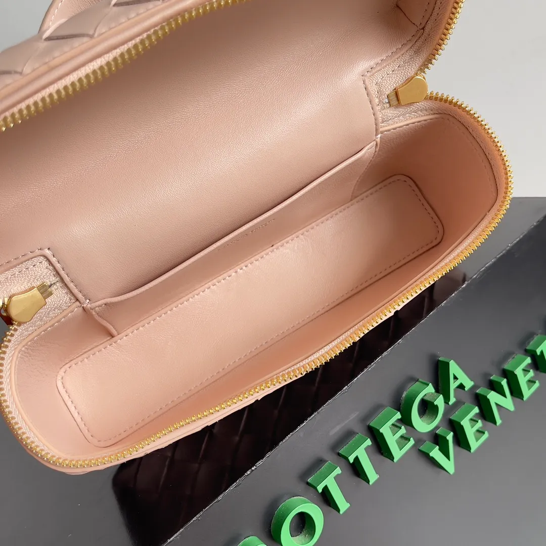 Batch 1360 Bottega Veneta 24 spring and summer woven zipper crossbody bag. A crossbody bag that can be used as a cosmetic bag. The exquisite weaving and compact body are an indispensable accessory for the upcoming summer. The double zipper also better protects the bag. It has a large capacity. If you like it, don’t miss it. Style number: 789109 Size: 22*12.5*5cm
